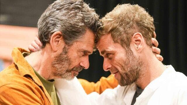 "התיאטרון הוא מרחב מוגן לא רק מטילים - אלא גם מפני העולם". מתוך החזרות ל"הריטריט" בקאמרי (צילום: רדי רובינשטיין) מתוך החזרות ל"הריטריט" בקאמרי