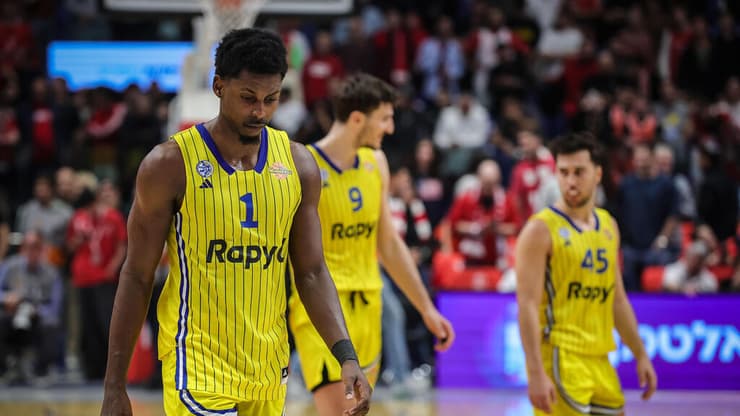 כבר הובילו ביתרון דו-ספרתי - והפסידו. שחקני מכבי ת"א מאוכזבים (צילום: עוז מועלם) שחקני מכבי ת"א מאוכזבים