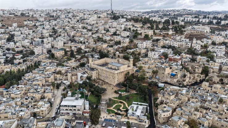 מערת המכפלה, בתוך היישוב היהודי בחברון ( צילום: REUTERS/Ilan Rosenberg) מערת המכפלה בחברון