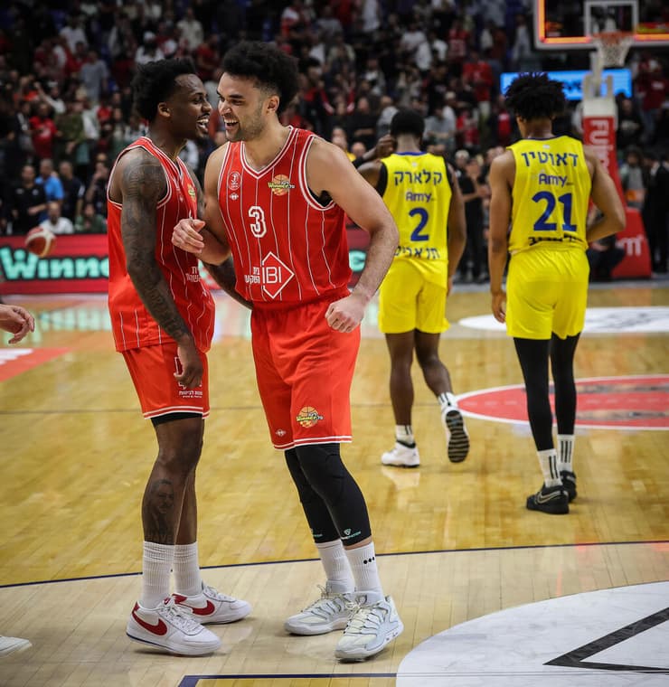 אלייז'ה בראיינט ואנטוניו בלייקני חוגגים