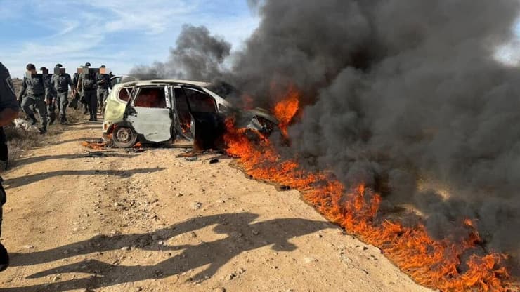 הבערת צמיגים ורכב בעת פינוי המבנים (צילום: דוברות המשטרה) פצועים בפינוי התנחלות מאחז לא חוקי צור משגבי