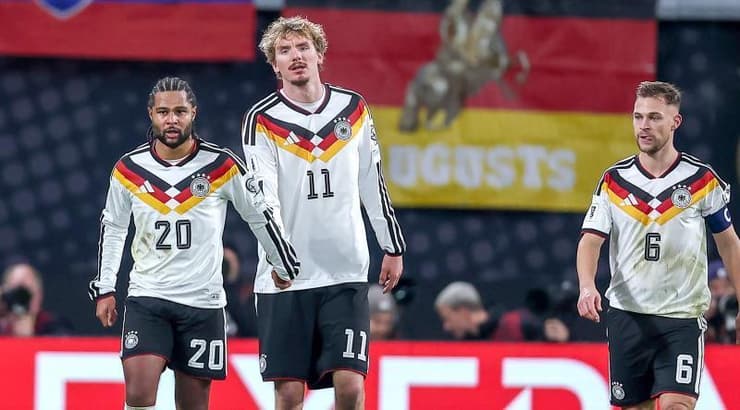 שחקני גרמניה מברכים את וולטמאדה