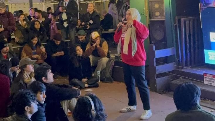 קוואס נואמת בפני קהל (צילום: מתוך עמוד האינסטגרם של אבר קוואס) אבר קוואס, פעילה פלסטינית אנטי ציונית