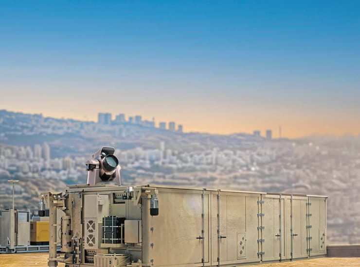 מערכת "אור איתן" (במציאות הקרן אינה נראית, וצבועה לצורך המחשה בלבד)