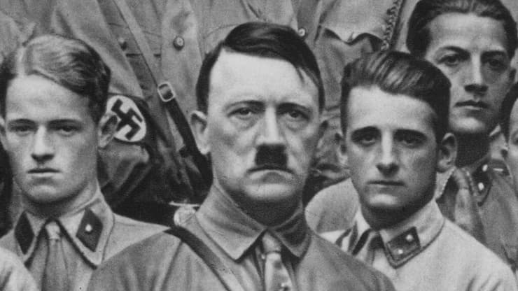 אדולף היטלר עם הנוער ההיטלראי