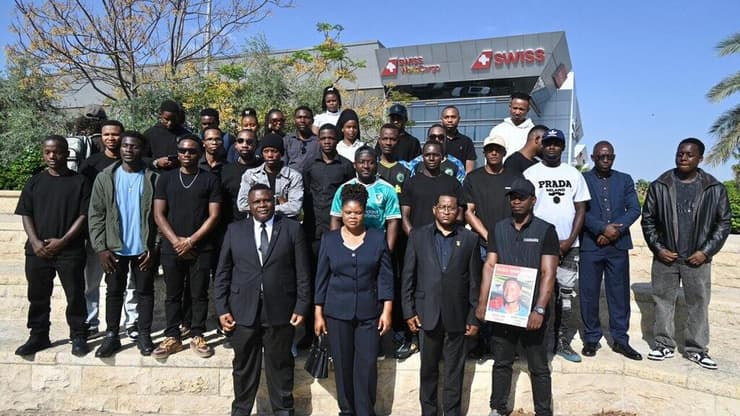 חבריו של ג׳ושוע מטנזניה יחד עם שגריר טנזניה בישראל