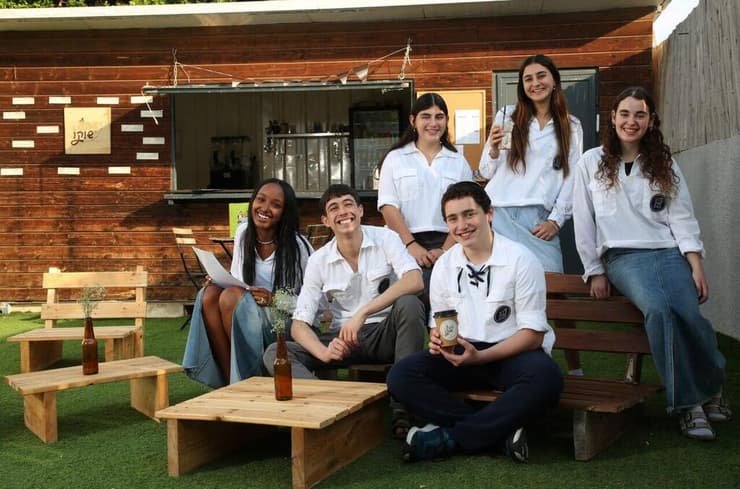 צוות נחשון בעגלת הקפה "שבע שוקו" 