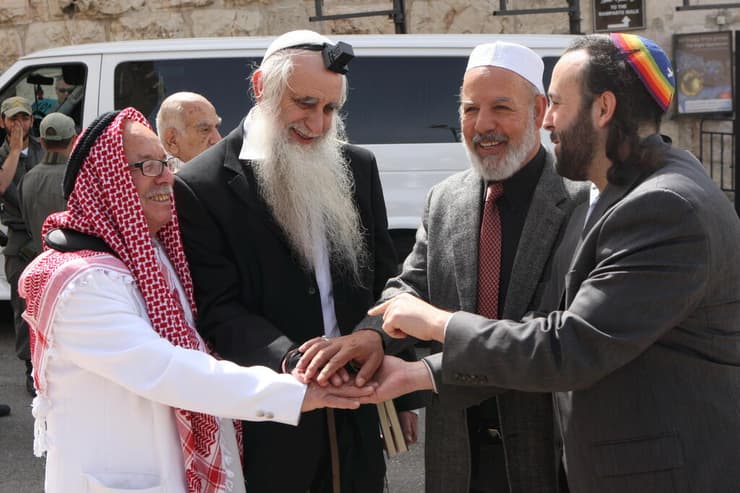 בשער יפו עם השייח' איברהים אבו אל-הווא (משמאל) וחברי ארגון שלום שהגיעו לחזק את ידי האפיפיור למען שלום בין הדתות, 2009