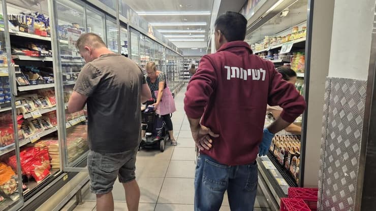 עובד זר בשופרסל