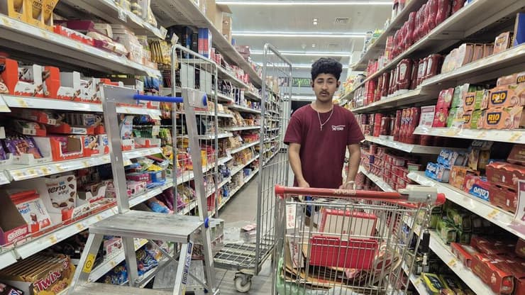 עובד זר בשופרסל