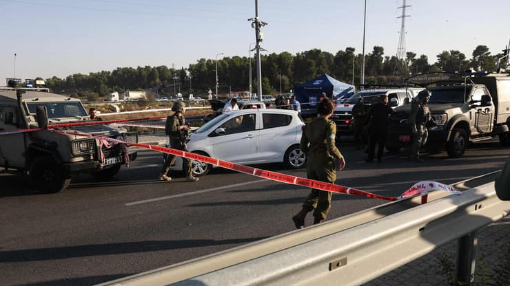 זירת הפיגוע בגוש עציון, אתמול (צילום: Ahmad GHARABLI / AFP) פיגוע בגוש עציון