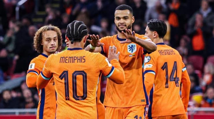 שחקני הולנד חוגגים עם גאקפו