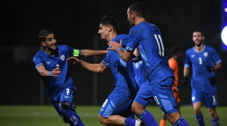 שחקני נבחרת ישראל חוגגים עם רן בנימין