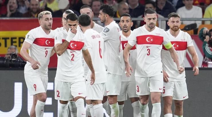 שחקני טורקיה חוגגים