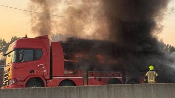 משאית עולה באש ליד נתב"ג