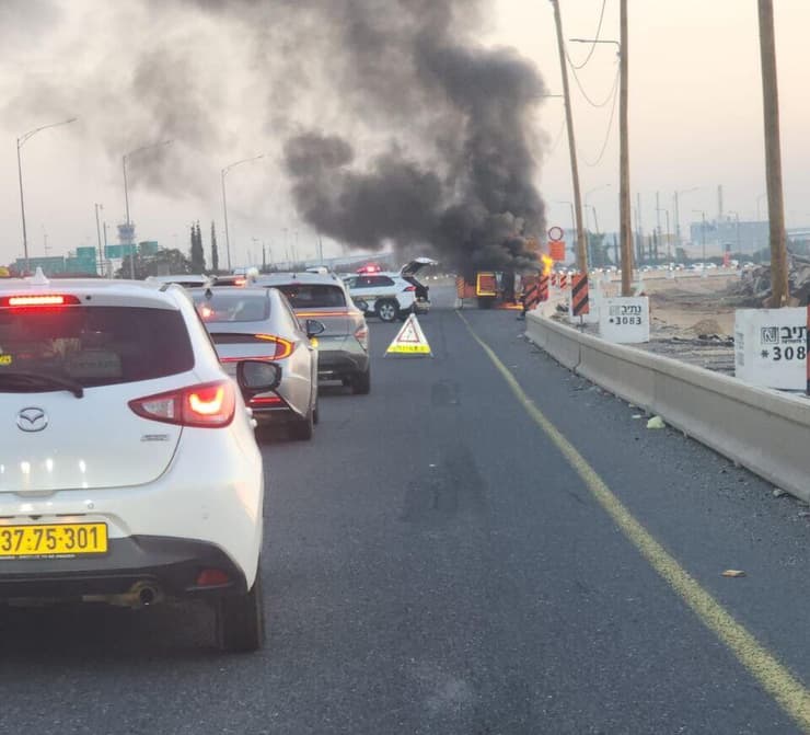 משאית עולה באש ליד נתב"ג