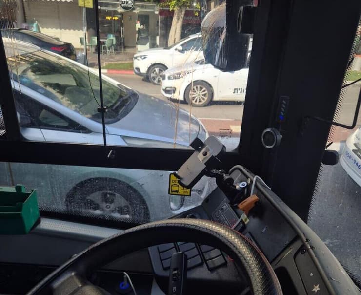 עמדת הנהג לאחר האירוע האטובוס שהנהג שלו הותקף על ידי נער בגז פלפל על רקע גזעני