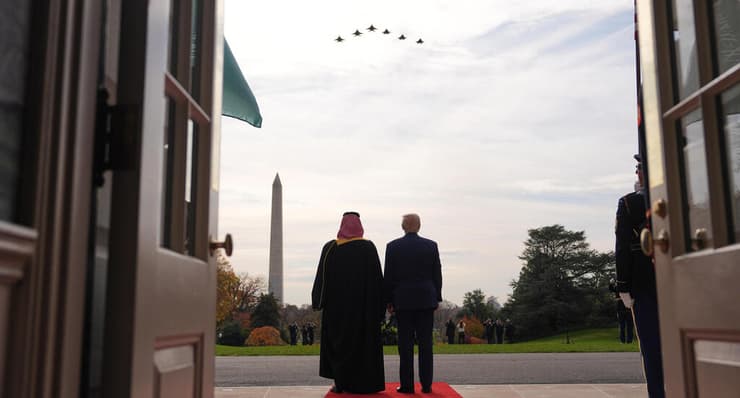 טראמפ ויורש העצר הסעודי בן סלמאן צופים במטס של מפציצי B2 בבית הלבן, 18 בנובמבר