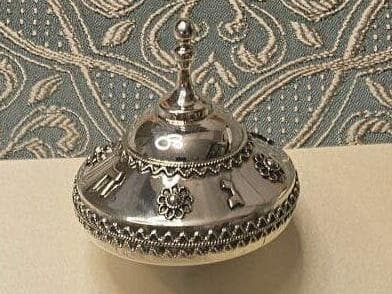 הסביבון שיעניק איתן מור לטראמפ (צילום: פורום תקווה) הסביבון שיעניק איתן מור לטראמפ