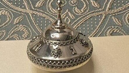 ״סמל להמשכיות ולאור״. הסביבון שיעניק איתן מור לטראמפ (צילום: פורום תקווה) הסביבון שיעניק איתן מור לטראמפ