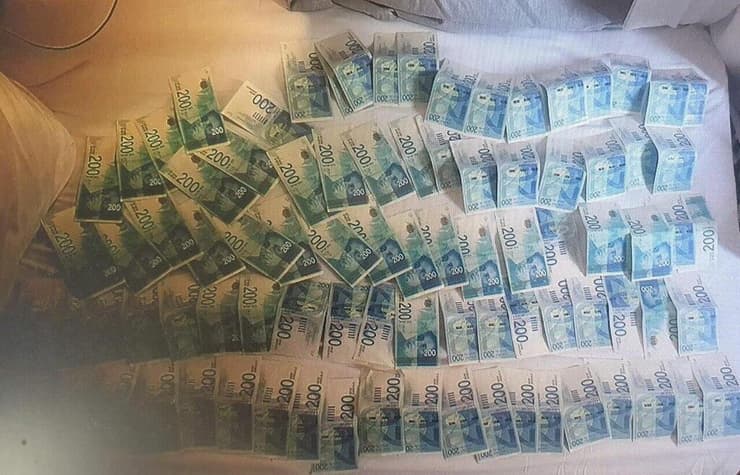 תמונות המזומנים הרבים שנמצאו בטלפון החשוד שנתפס (צילום: דוברות המשטרה) תמונות שנמצאו בטלפון של חשוד בהונאת קשישים במרכז