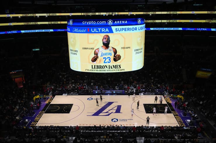 לברון על המסך לפני המשחק באל.איי (צילום: Kirby Lee-Imagn Images) לברון ג'יימס