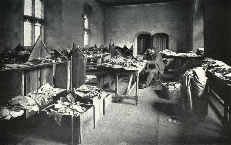 הרב שניאור זלמן הכהן שכטר, שנודע גם בשם סולומון שכטר, חוקר את גניזת קהיר