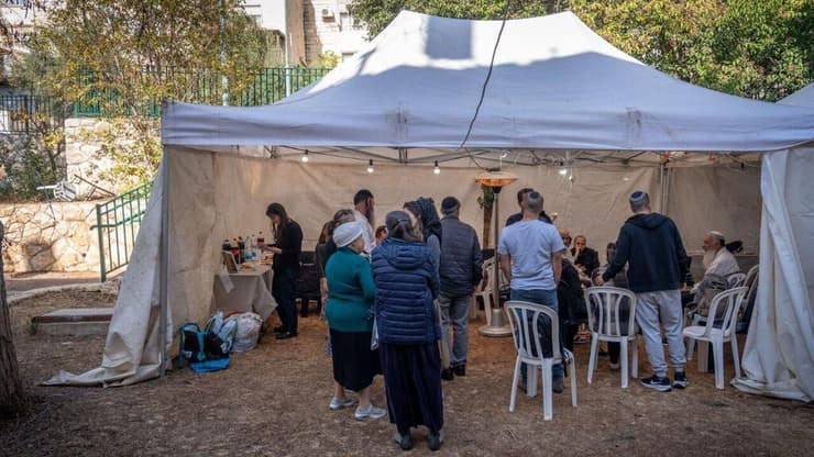 משפחתו של אהרון כהן ז"ל, שנרצח בפיגוע בצומת גוש עציון, יושבים שבעה בקריית ארבע