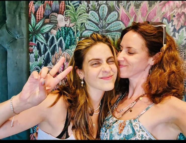 חביבה לצד אחותה עמית (צילום: אלבום פרטי) הפיצה אור