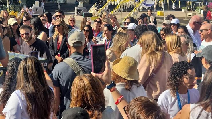 אלון אהל מנגן בפסתר בכיכר החטופים אלון אהל מנגן בפסתר בכיכר החטופים