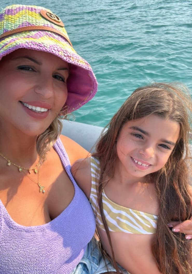 ''את שואלת את עצמך: מה? כל אלה יצאו ממני?''. קארין ימין והנכדה (צילום: אלבום פרטי) קארין ימין והנכדה