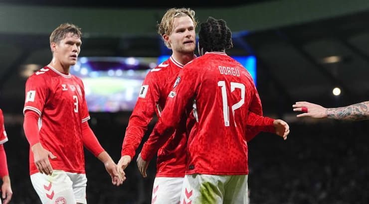 שחקני דנמרק באים לברך את פטריק דורגו