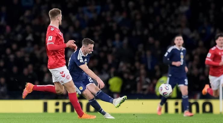 קני מקלין שולח בעיטה מחצי מגרש