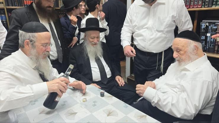 ראשי הישיבה המנצחים חוגגים