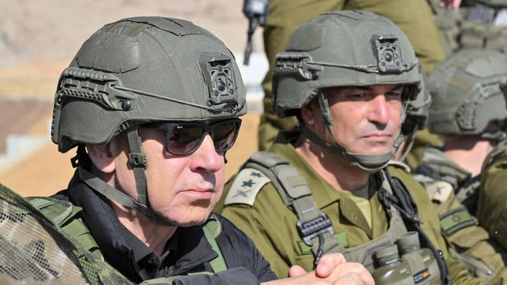 רה"מ נתניהו לצד הרמטכ"ל זמיר באזור החיץ בסוריה (צילום: קובי גדעון, לע"מ) ראש הממשלה נתניהו בסיור באזור החיץ בסוריה, בליווי הרמטכ"ל זמיר, שר הביטחון כ"ץ ונוספים