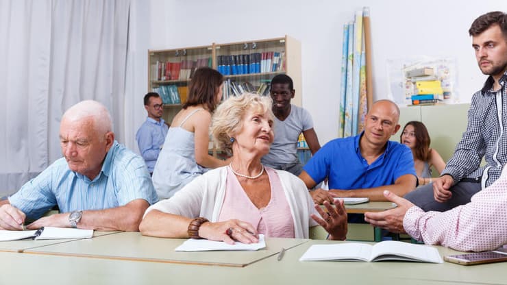 הגיל השלישי, מבוגרים
