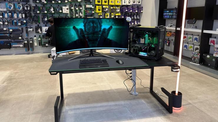מחשב גיימינג עם מסך OLED בגודל 45 אינץ' של Acer (דניאלה גינזבורג) מחשב גיימינג עם מסך OLED בגודל 45 אינץ' של Acer