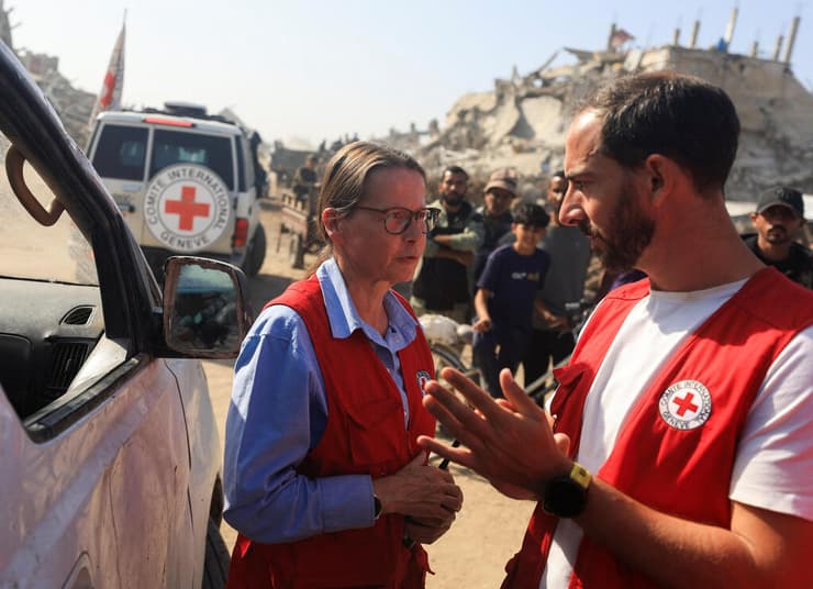 אנשי הצלב האדום בחיפושים בעזה. "המציאות כרגע נורא מורכבת" (צילום: REUTERS/Dawoud Abu Alkas) אנשי הצלב האדום בעזה
