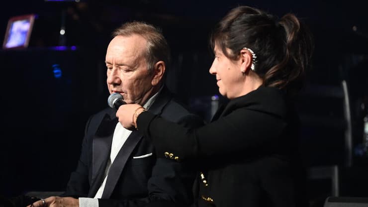 מפלרטט עם הקהל. ספייסי בהופעה (צילום: יאיר שגיא) קווין ספייסי בהופעה בתל אביב