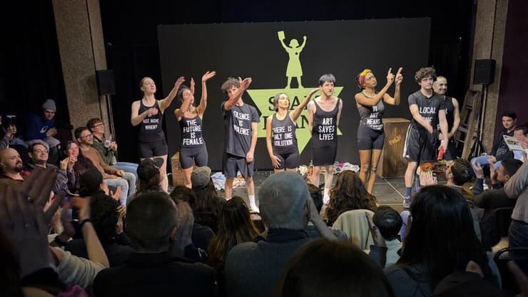 אז מי פה בקהל פריוולגי, נון-בינארי או מדוכא? אה, כולם? מתוך המחזמר "סלאם פרנק" (צילום: דניאל אדלסון) מתוך המחזמר "סלאם פרנק"