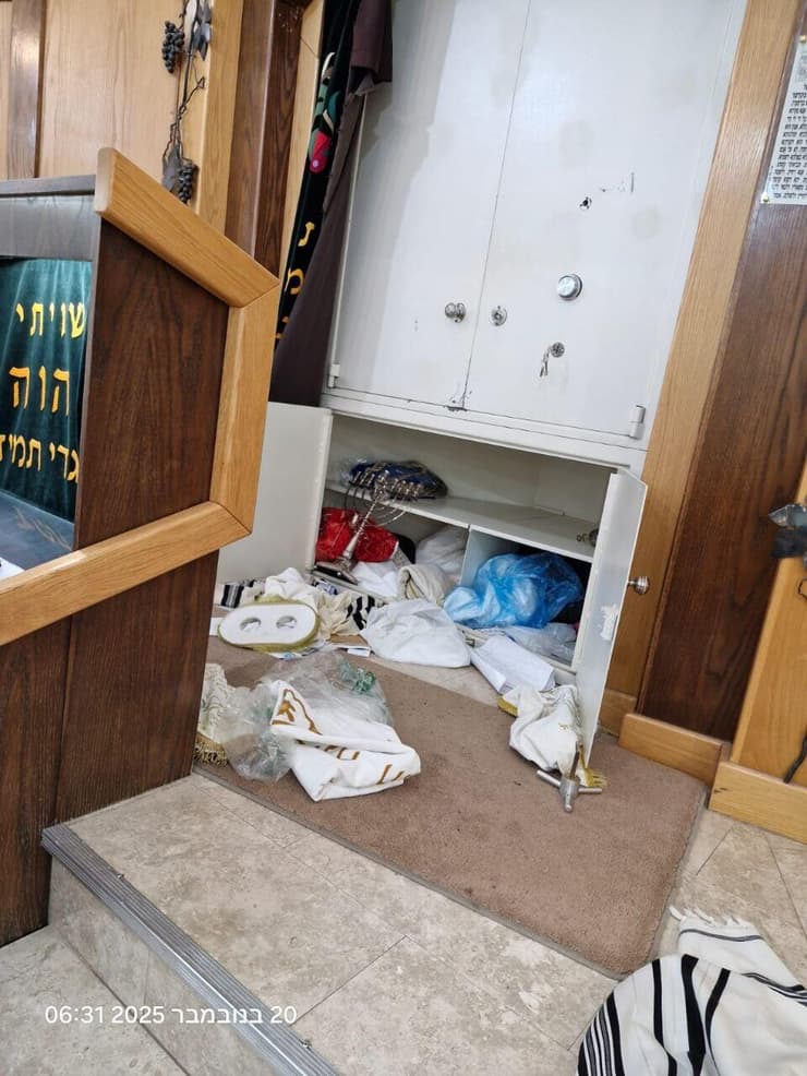 טלית וחנוכייה על רצפת בית הכנסת (צילום: משה מליק) טלית וחנוכייה על רצפת בית הכנסת