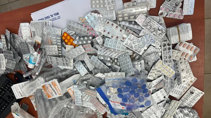 התרופות המסוכנות שנמצאו אצל הבכיר במנהל האזרחי לשעבר
תרופות מסוכנות שנמצאו אצל בכיר לשעבר במנהל האזרחי שחשוד בסחר בהן