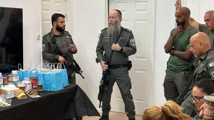 הרב צ'רבינסקי עם חבריו ליחידת המתנדבים. "זו הייתה אהבה ממבט ראשון"  