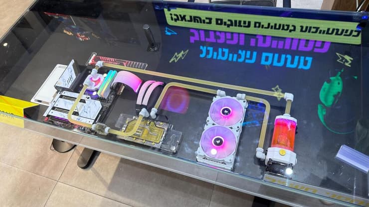 מחשב גיימינג בתוך שולחן. מודים שאהבנו (דניאלה גינזבורג) כן, זה מחשב גיימינג בתוך שולחן