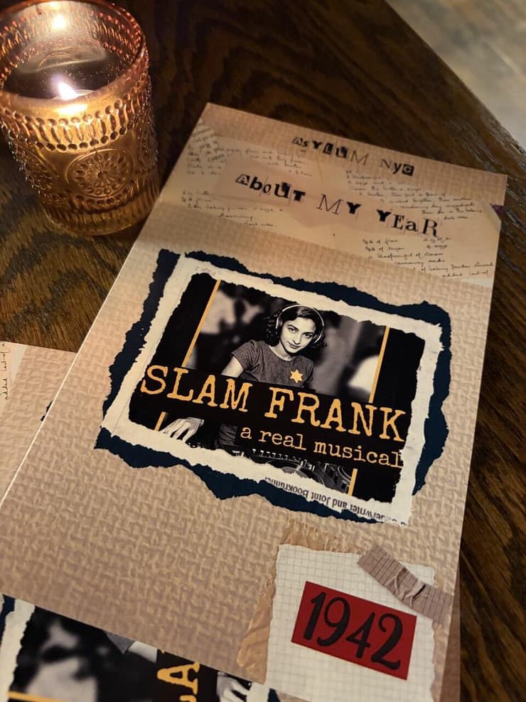 הברקות לצד רגעים לא מדוייקים. תוכניית המחזמר "סלאם פרנק" (צילום: דניאל אדלסון) תוכניית המחזמר "סלאם פרנק"