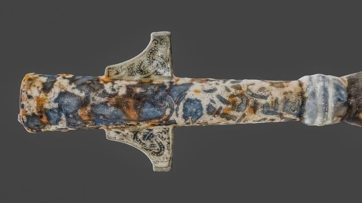 ראש החנית המעוטר, שעל פי ההערכות שייך לבן אצולה או לנסיך