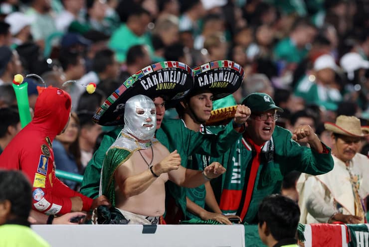 כועסים. אוהדי נבחרת מקסיקו מול אורוגוואי (צילום: REUTERS/Henry Romero) אוהדי נבחרת מקסיקו מול אורוגוואי