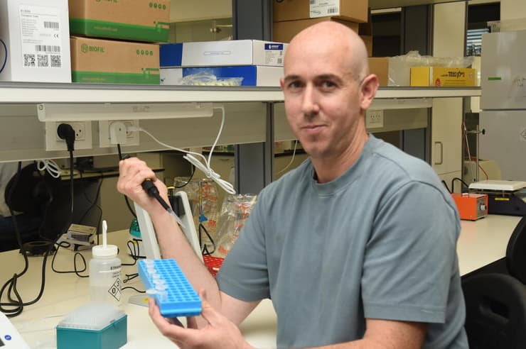 ד"ר עומרי לוי במעבדה החדשה שלו במכון המחקר מיגל