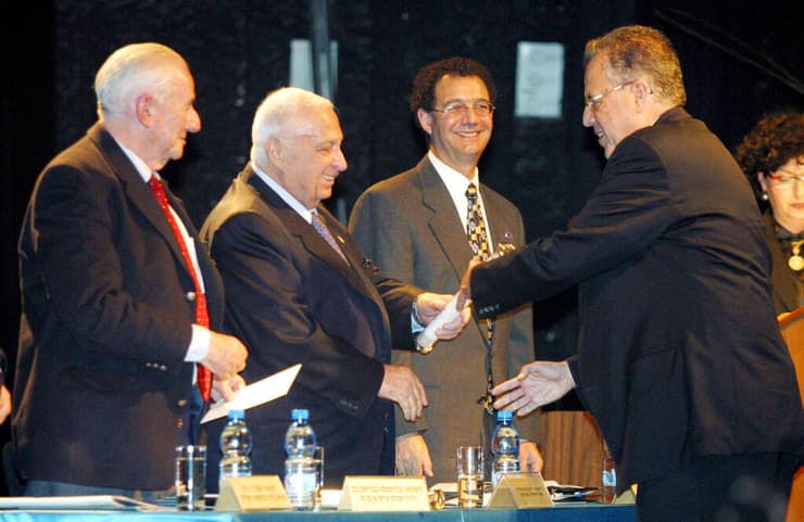 פרופ' חיים הררי מקבל את פרס א.מ.ת מראש הממשלה דאז, אריאל שרון
