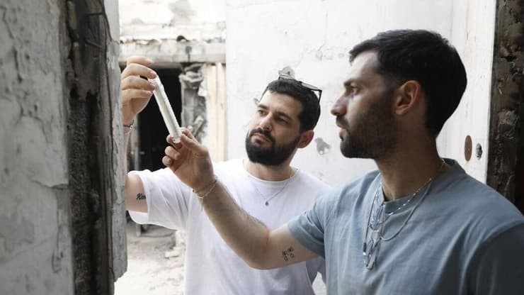 "שרדה באורח פלא את השריפה הקשה". גלי וזיו ברמן - והמזוזה מכפר עזה (צילום: זיו קורן) גלי וזיו ברמן עם המזוזה מכפר עזה